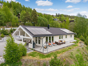 PETTERBRÅTEN |Energieffektiv enebolig beliggende på stor og usjenert endetomt med nydelige sol og utsiktsforhold!