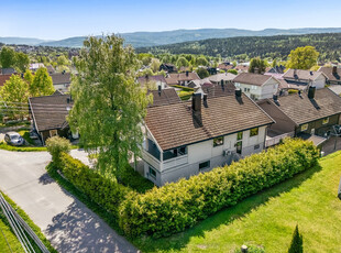 Romslig kjedet enebolig med barnevennlig og solrik beliggenhet, ca 45 kvm terrasse, 2 carporter