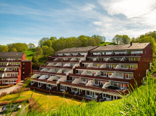 Romslig og tiltalende 2-roms terrasseleilighet | Stor terrasse med fantastiske sol- og utsiktsforhold | P-plass