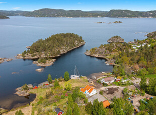 ØRVIK / KRAGERØ Idyllisk, lite småbruk med kveldssol og stor garasje. Strandlinje med brygge og sandstrand.