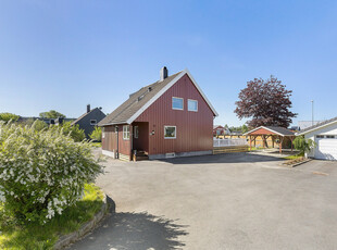 Sentralt beliggende enebolig med romslig terrasse & hage - 4 soverom - Carport - Se boligfilm.