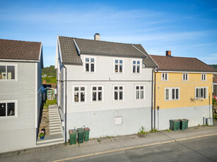 Sjarmerende enebolig midt i sentrum av Vestfossen. Fin skjermet hage med terrasseplatting og drivhus