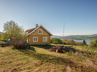 Sjarmerende husmannsplass i landlige og idylliske omgivelser - flott Mjøsutsikt - oppgraderingsbehov.