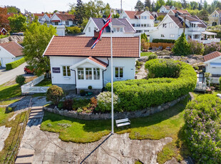 Sjelden anledning. Enebolig fra 1880 midt i Son sentrum med sjøutsikt og fantastisk hage. Garasje og innredet anneks.