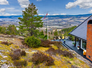 Sjelden enebolig med 5,7 mål boligtomt. Spektakulær beliggenhet helt for seg selv, høyt i terrenget med panoramautsikt