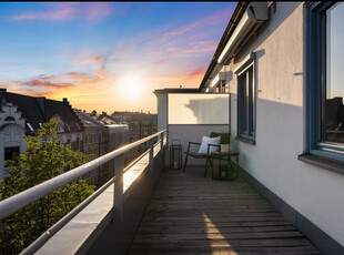 Sjelden, kompakt penthouseleilighet m/ heis i kjent funkisgård. 27 kvm terrasse med sol fra tidlig til sent. Peis.