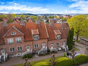 Sjelden mulighet i Hasle Hageby - En fantastisk bolig over fire plan med stor terrasse. Parkering med EL. Må sees!