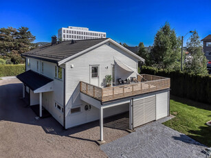 SKIEN - GRÅTENMOEN 1/2 part av 2-manns fra 2010 - 4 soverom - carport og vestvendt terrasse - ingen felleskostnader