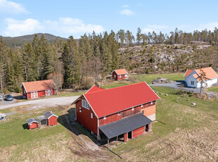 Småbruk med våningshus, kårbolig, låve, smie, anneks, ridebane og inngjerdet dam på 30 mål tomt. Kun 10 mil fra Oslo