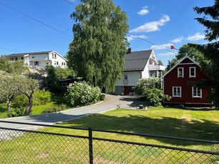 Solrik og idyllisk tomt på ca.1,8 mål - Sjarmerende og velholdt enebolig - Sentralt og barnevennlig - Utviklingsmulighet