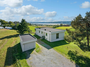 Stilig, innholdsrik enebolig i landlige omgivelser | Stor tomt og fantastisk utsikt | Solrik terrasse | Garasje