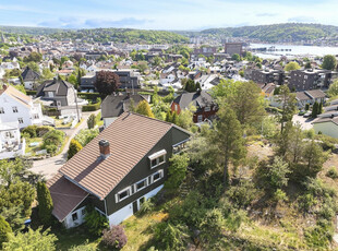 Stor arkitektegnet villa på Hauan med tomt på 1,3 mål. Flott utsikt mot Indre Havn! Solrikt. 2 garasjer.