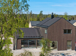 Stor enebolig med nærhet til Østmarka. 4 sov. 2 bad og separat vaskerom. Luftige rom og store vindusflater. Peis. Garasj