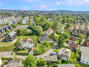 Stor enebolig på 225 BRA. Kjeller og dobbelgarasje. Stor hage. Terrasse på ca. 58 kvm. Balkong. Flott utsikt. Oppussing.