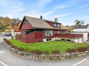 Stor og velholdt enebolig med dobbel garasje