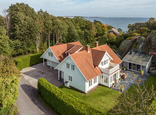 Stor, vakker enebolig med sjøgløtt og utleiedel. Dobbelgarasje, hage, utestue og terrasse på 132 kvm! Vannbåren varme