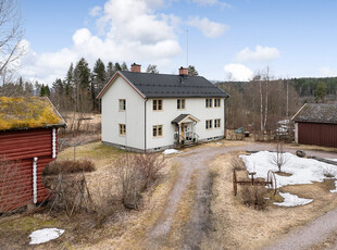 Stort gårdsbruk på totalt ca. 958 daa som hovedsakelig består av fulldyrka jord og skog. Opparbeidet tun med bebyggelse.