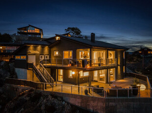 Strøken enebolig fra 2013 med smarte planløsninger og naturskjønn beliggenhet - Store og solrike terrasser - Carport