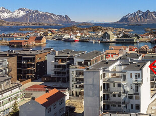 SVOLVÆR: Leilighet i toppetasjen i Svolvær Havn - Garasje - Heis - Innglasset terrasse og 2 balkonger med suveren utsikt