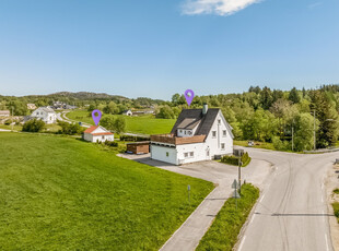 Svært innholdsrik enebolig med garasje og utleieleilighet - Stor og solrik terrasse - Pent opparbeidet tomt