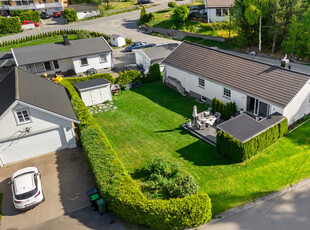 Tiltalende og familievennlig enebolig i rolig blindvei. To nyere bad. Dobbelgarasje. Solrik terrasse og utekjøkken.