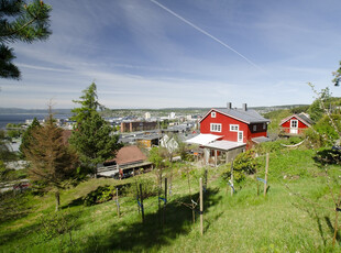 Tranabakkan - Påkostet enebolig med sjelden flott beliggenhet og panorama. Ekstra boligtomt. Anneks og garasje.