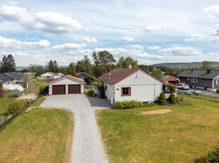 Trivelig enebolig med noe moderniseringssbehov. Stor, solrik tomt med inngjerdet hage. Dobbelgarasje. Attr. beliggenhet.