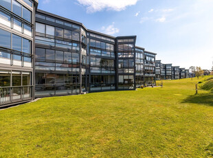 Trivelig og innholdsrik leilighet. Innglasset veranda med luftig utsikt og gode solforhold. Garasje.