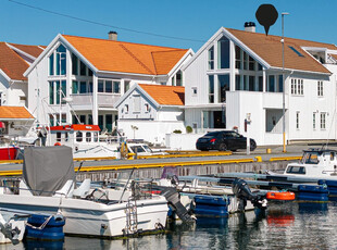 UNIK MULIGHET! - Arkitekttegnet og lekker enebolig m/9 meter brygge - Leilighet i underetasje - Nydelig utsikt - Solrikt