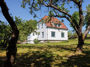 Vakkert renovert enebolig fra 1925 på en øy av gammel eikeskog på Lundheim. Autentisk stil og moderne standard.