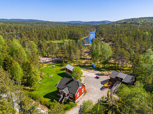 Vegusdal i Birkenes - sjarmerende enebolig på idyllisk stor tomt - landlig beliggenhet - stor garasje - nær vann