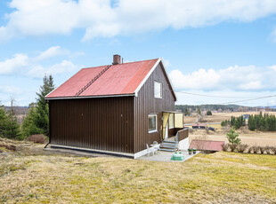 Velholdt enebolig med svært flott beliggenhet og stor tomt!