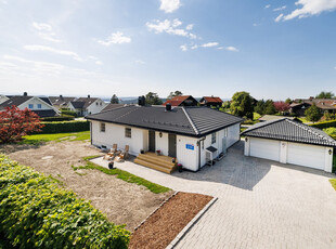 Velholdt og oppusset enebolig på flat, solrik tomt. Flere store oppgraderinger fra 2010-2024. Utestue og dobbel garasje.