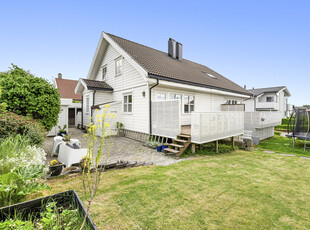 Vertikaldelt tomannsbolig i barnevennlig område med godt innhold - Solrikt uteområde med terrasse og plen - Carport