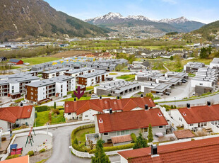 VIEÅSEN | Flott plassert endebustad i rekkje med kort veg til barnehage, skule og sjukehuset. Solrikt!