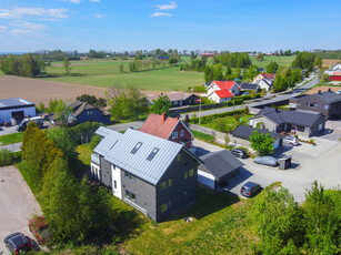 Vinterbro/Nordby. Innholdsrik enebolig/generasjonsbolig med hybeldel | 8 soverom | 4 bad | 3 kjøkken | Dobbel garasje