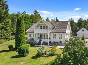 LINDLAND- Innholdsrik og velholdt familiebolig på romslig, usjenert og solrik tomt med fine uteområder og dobbel garasje