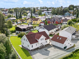 Enebolig med høy standard og sentral beliggenhet på Heimdal. Solrik, skjermet hage og vannbåren gulvvarme. Dobbelgarasje