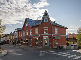 Toppleilighet i sentrum. Gåavstand til alle fasiliteter. Vestvendt balkong - heis - carport.