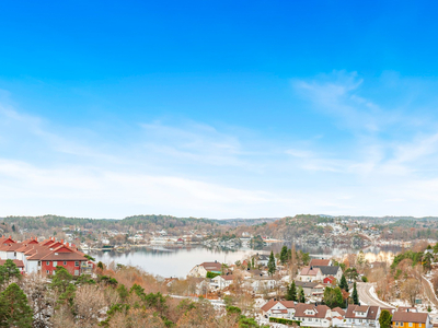 Arendal - Innholdsrik 5-roms andelsleilighet med fantastisk utsikt, gode solforhold og innglasset balkong!