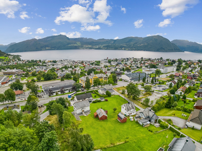 Attraktivt beliggande eigedom med stort tomteområde - Gode solforhold og fin utsikt - Kort veg til det meste!