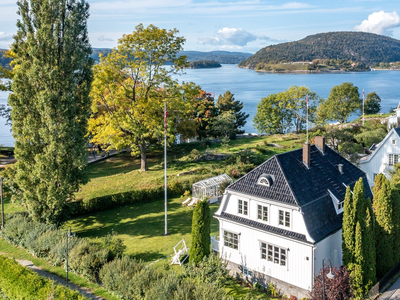 Elegant og historisk villaeiendom med stor og flat hage. Drøbaks beste beliggenhet rett ved Badeparken. Dobbelgarasje.