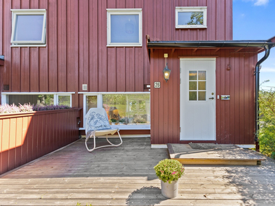 Enderekkehus med tre soverom og fin solrik beliggenhet. Barnevennlig etablert bomiljø. Carport. Moderniseringsbehov.