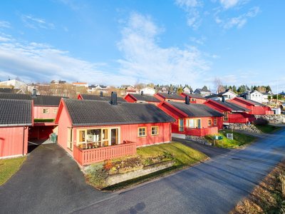 Enebolig på ett plan med sentral beliggenhet i Støllia | Byggeår 2010 | 2 soverom | Terrasse og hage | Carport