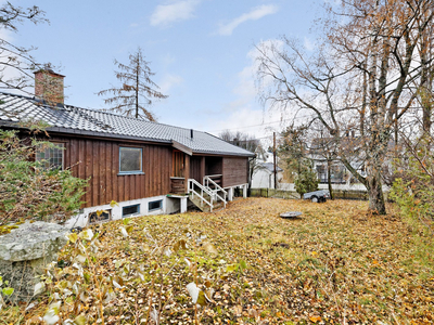 Hel horisontaldelt tomannsbolig med stort potensial. Rolig og barnevennlig beliggenhet på Nordstrand. Peis. Carport