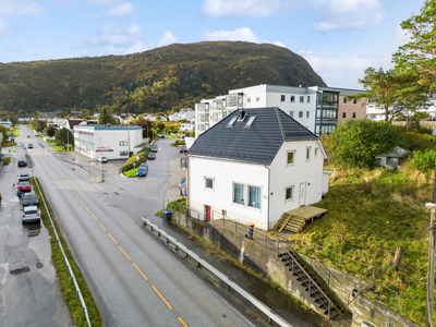 Hel tomannsbolig med sentral beliggenhet i Skarbøvika. Gode leieinntekter !