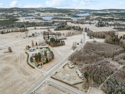 Hyggelig boligeiendom med småbruksfølelse | 2,4 mål tomt med landlig beliggenhet | Stort uthus