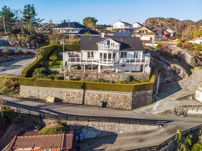 KLEPPESTØ - Fantastisk familiebolig med idyllisk beliggenhet og solrik utsikt - Gode parkeringsforhold