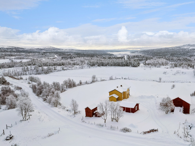 Landbrukseiendom i Øversjødalen 800 m.o.h. Vakker beliggenhet.