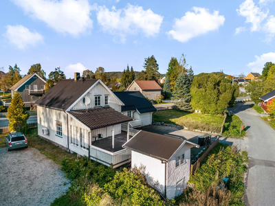 Lunde - Sentrumsnær bolig med to soverom, garasje og stor veranda.